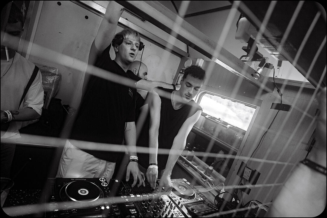 Hard Techno und Trance in drei verschiedenen Party-Waggons!