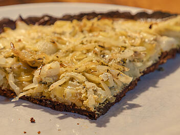 Zwiebelkuchen gelingt mit Kastanienmehl ganz einfach mit ganz dünnem und feinem Boden.