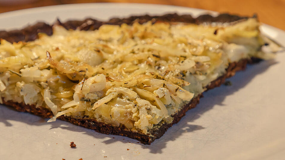 Zwiebelkuchen gelingt mit Kastanienmehl ganz einfach mit ganz dünnem und feinem Boden.
