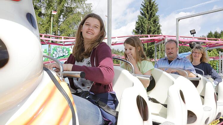 Familie Raab in der neuen Familien-Achterbahn "Doggy Dog". Foto: Matthias Hoch