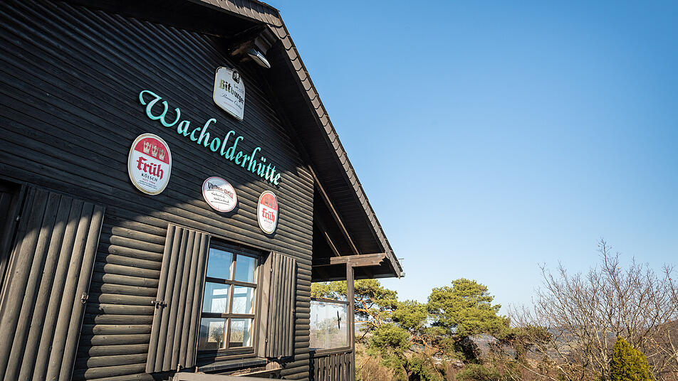Die Wachholderhütte ist Ausgangspunkt und Rast für schöne Wanderungen zur Wachholder- und Heideblüte in der Eifel.