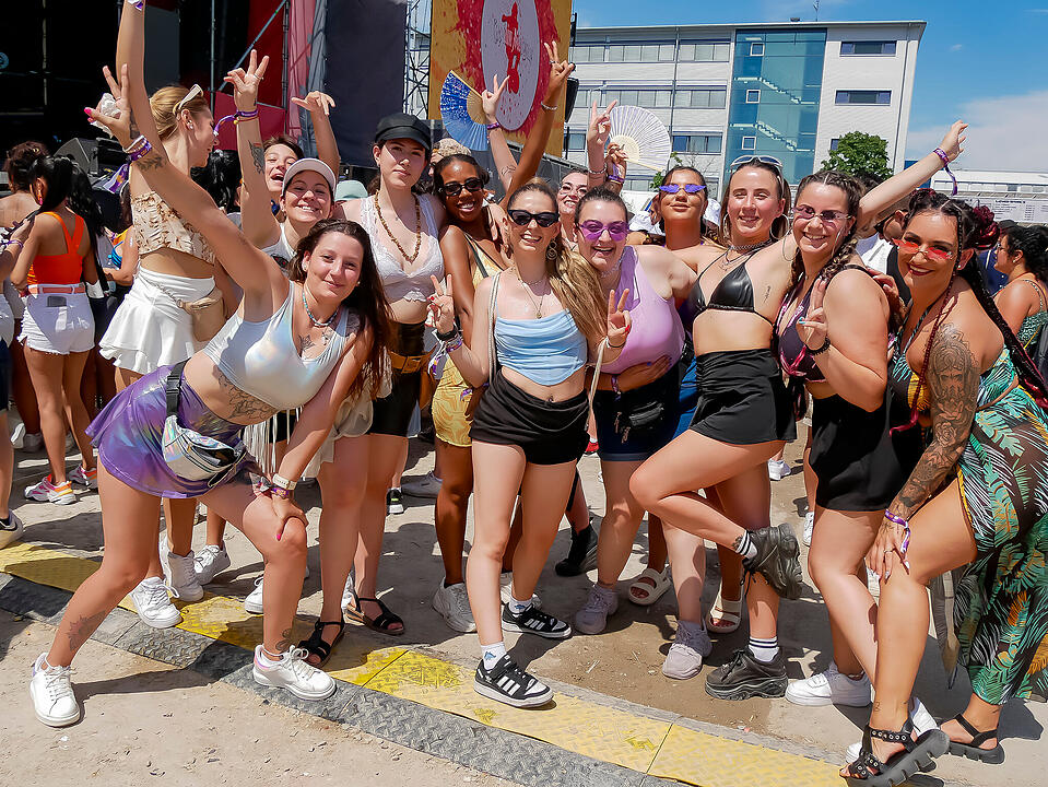 Mit internationalen und nationalen Live-Acts!
