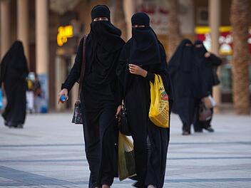 Was wäre, wenn eine Frau mit Burka zu Ihnen kommt? Foto: dpa