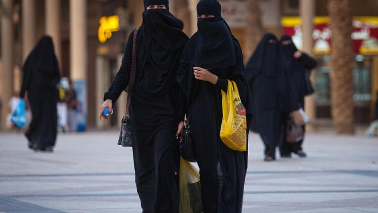 Was wäre, wenn eine Frau mit Burka zu Ihnen kommt? Foto: dpa