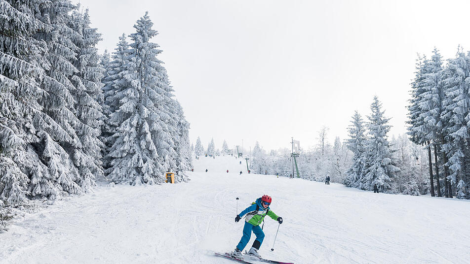 Was für ein Spaß, die schneebedeckten Pisten herunterzufahren.