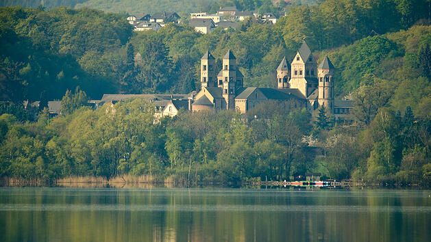 Würdevoll am Wasser ragt die Abtei Maria Laach am Laacher See empor.