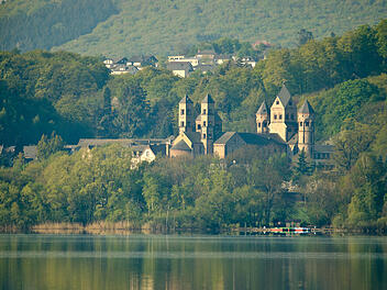 Würdevoll am Wasser ragt die Abtei Maria Laach am Laacher See empor.