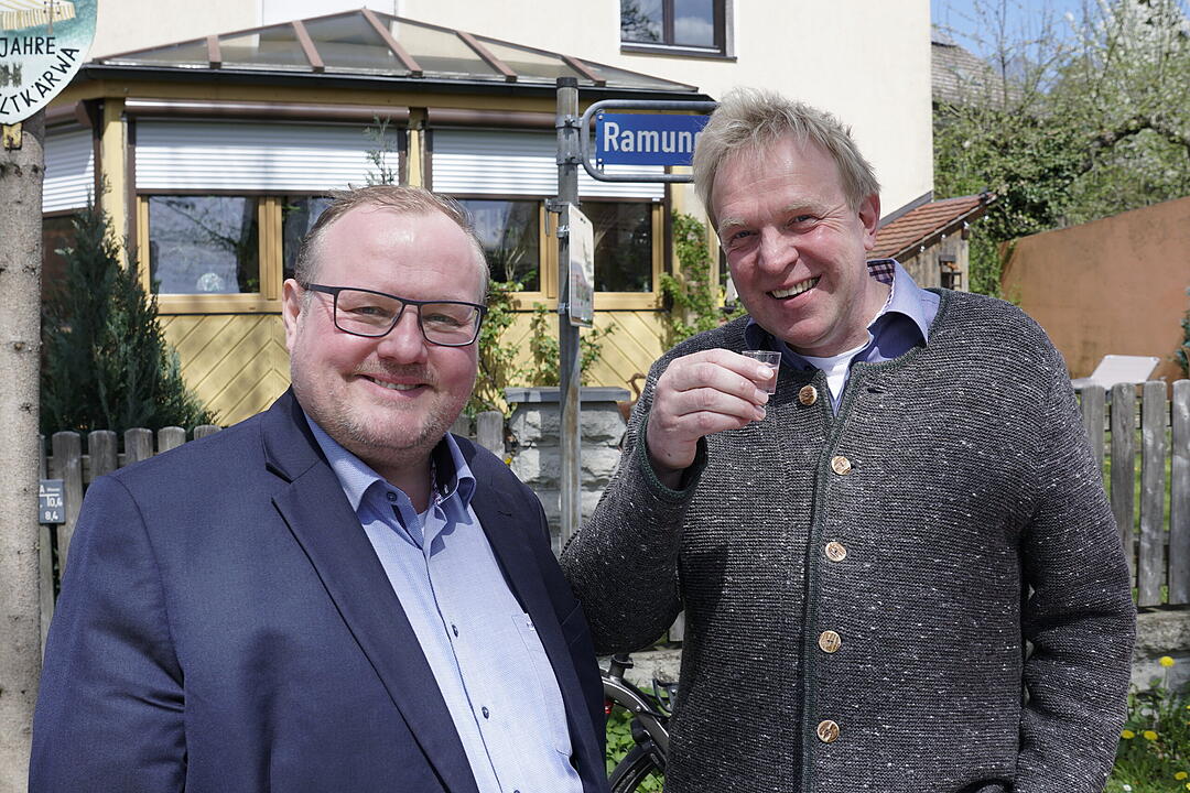 Hoch zu Ross dreimal um die Kirche: Größter Georgi-Ritt Frankens in Kammerstein