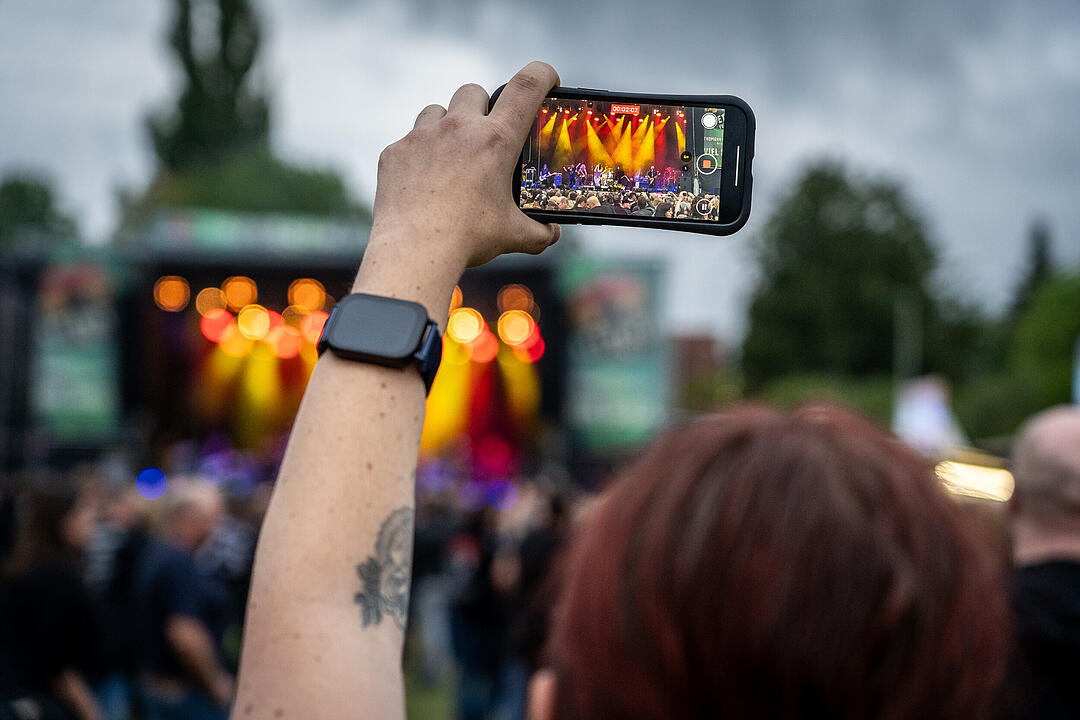 An die 2000 Besucher feierten die Rockmusik!