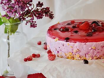 Frischkäse-Beeren-Kuchen gibt es in verschiedenen Varianten.