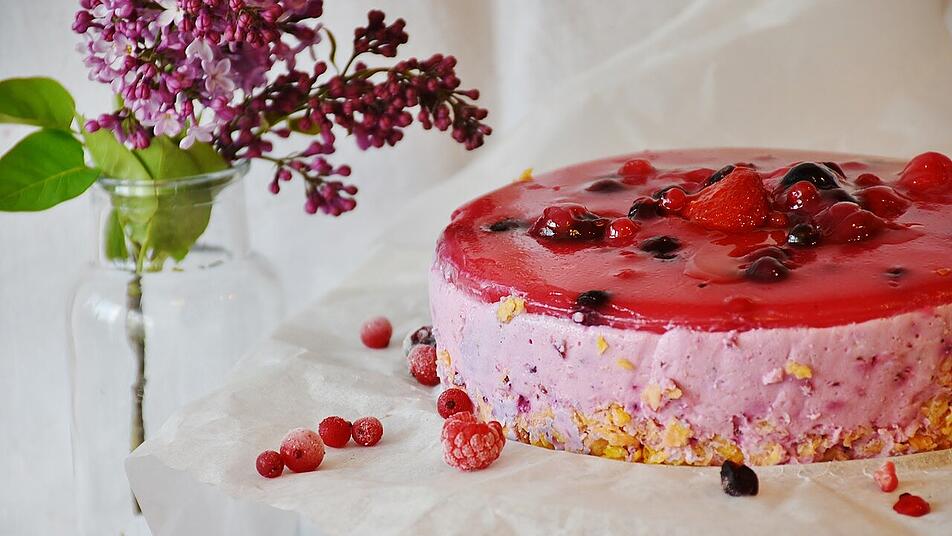 Frischkäse-Beeren-Kuchen gibt es in verschiedenen Varianten.