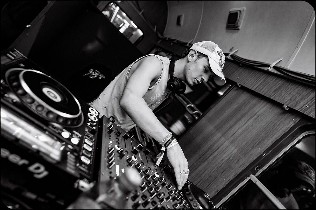 Hard Techno und Trance in drei verschiedenen Party-Waggons!