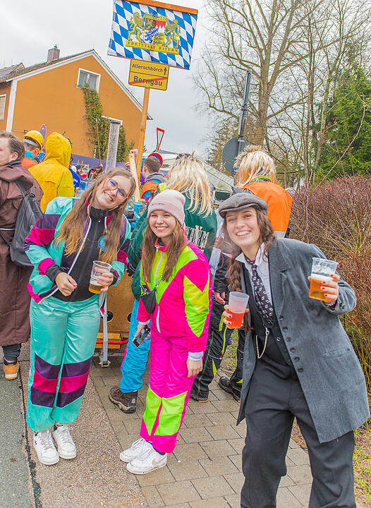 Buntes Faschingstreiben begeistert groß und klein.