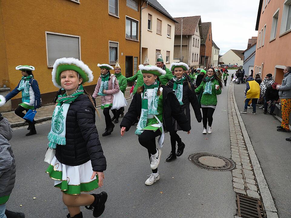 Mit vielen Fuß- und Musikgruppen