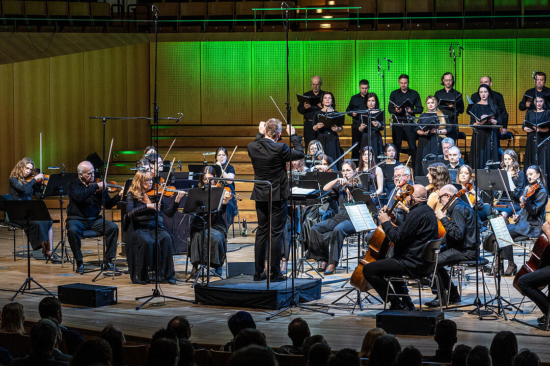 Großes Orchester, Solisten und Sänger!