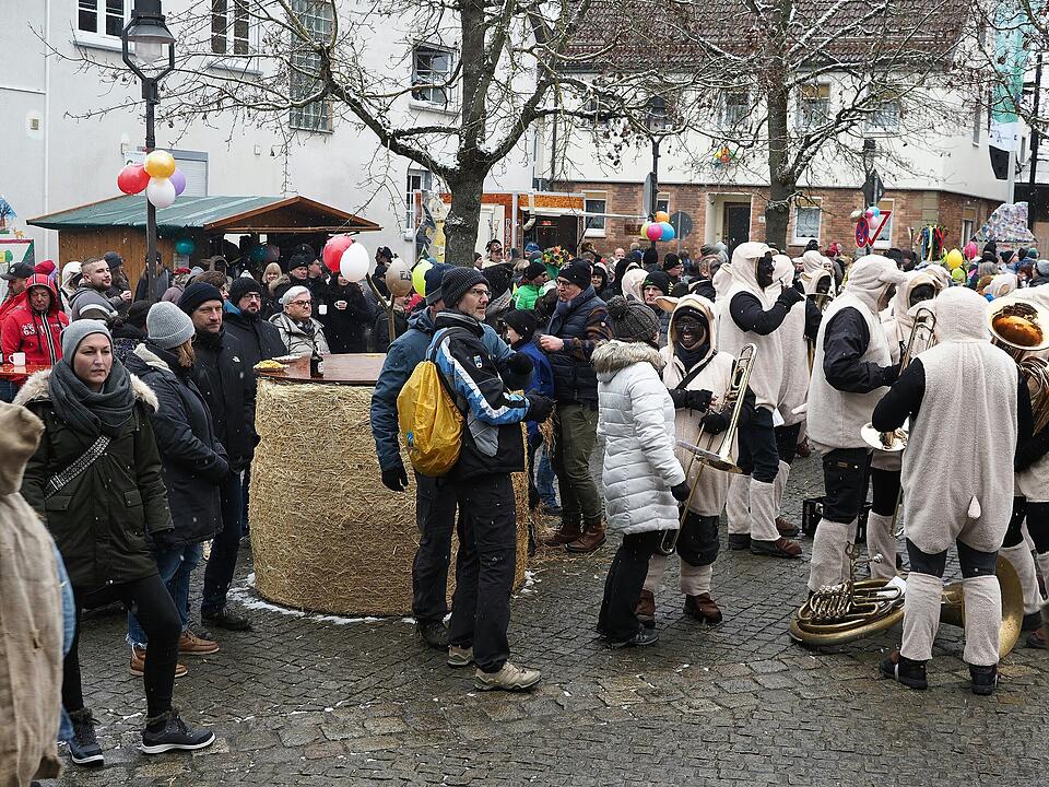 Tausende Besucher beim traditionellen Maskenumzug