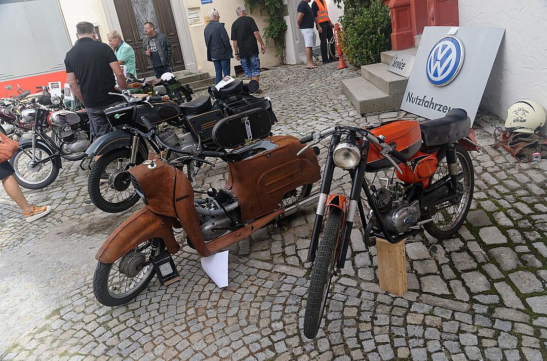 Historische Automobile und Motorräder