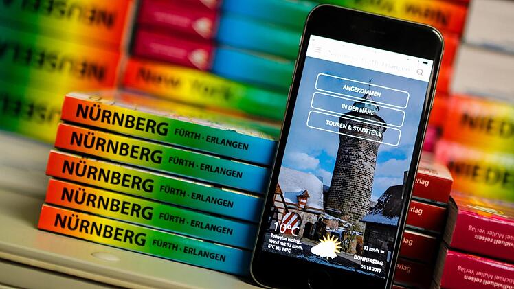 Bücher und Apps  haben im Erlanger  Michael-Müller-Verlag einen ähnlich hohen Stellenwert. Der Umsatz wird allerdings mit den gedruckten Reiseführern generiert. Foto: Matthias Hoch