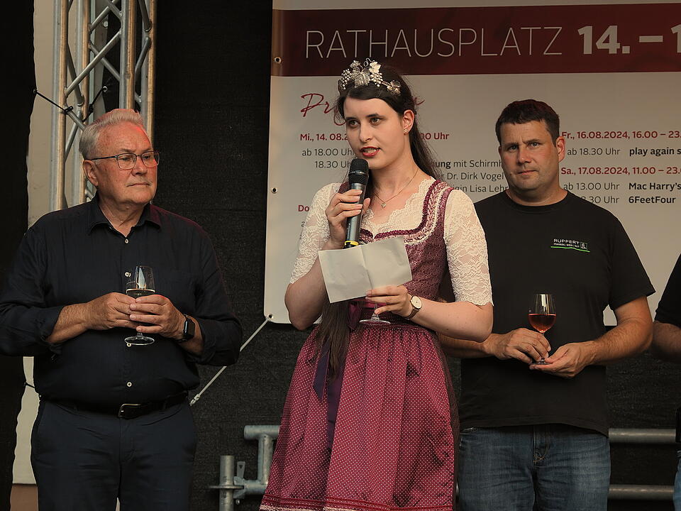 Das Weinfest zieht tausende Besucher an.