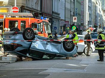 Ein Unfallauto bleibt auf dem Dach liegen - das schwer verletzte Ehepaar kann sich nicht selbst befreien. Rund 250 Schaulustige behindern die Rettungsarbeit. Foto: Matthias Balk/dpa