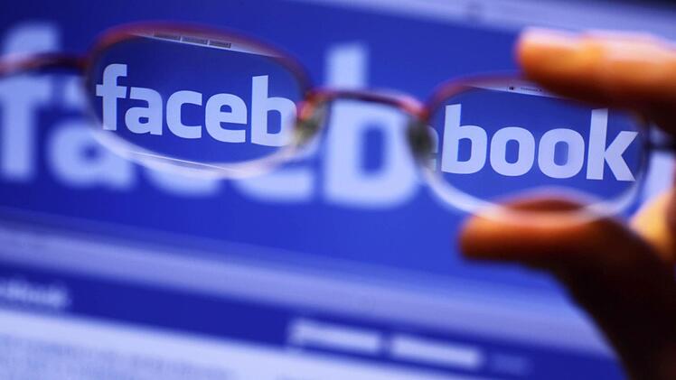 Am 1. Januar 2015 ändert Facebook abermals seine AGB. Was bedeuten die Änderungen für den Nutzer?  Foto: Jens Büttner, dpa