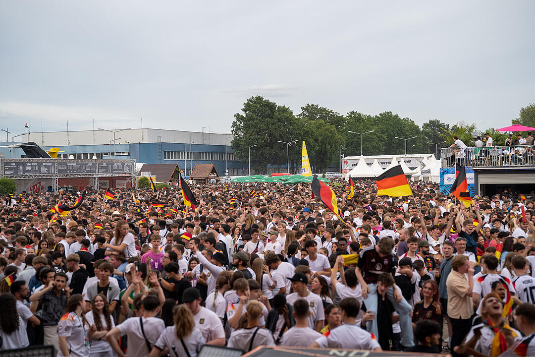 Fans schauen das EM-Viertelfinale zwischen Duetschland und Spanien in Nürnberg