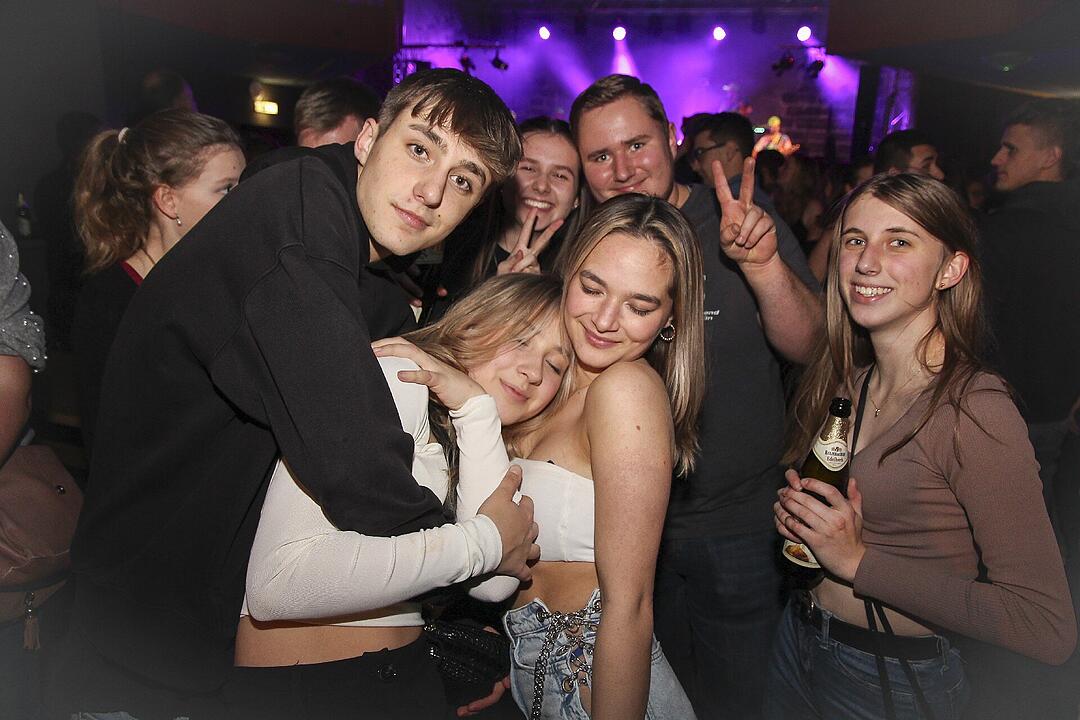 Die Partyband "Power" heizte ordentlich ein.