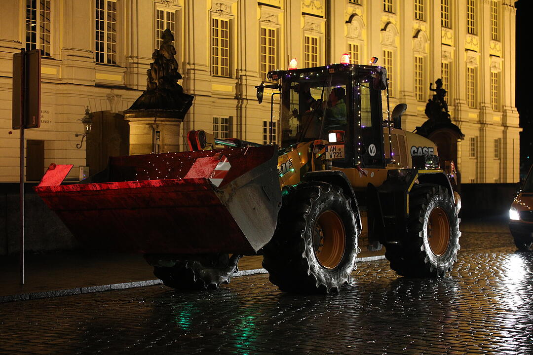 Weihnachtliche Lichterfahrt: Dutzende beleuchtete Traktoren fahren durch Ansbach