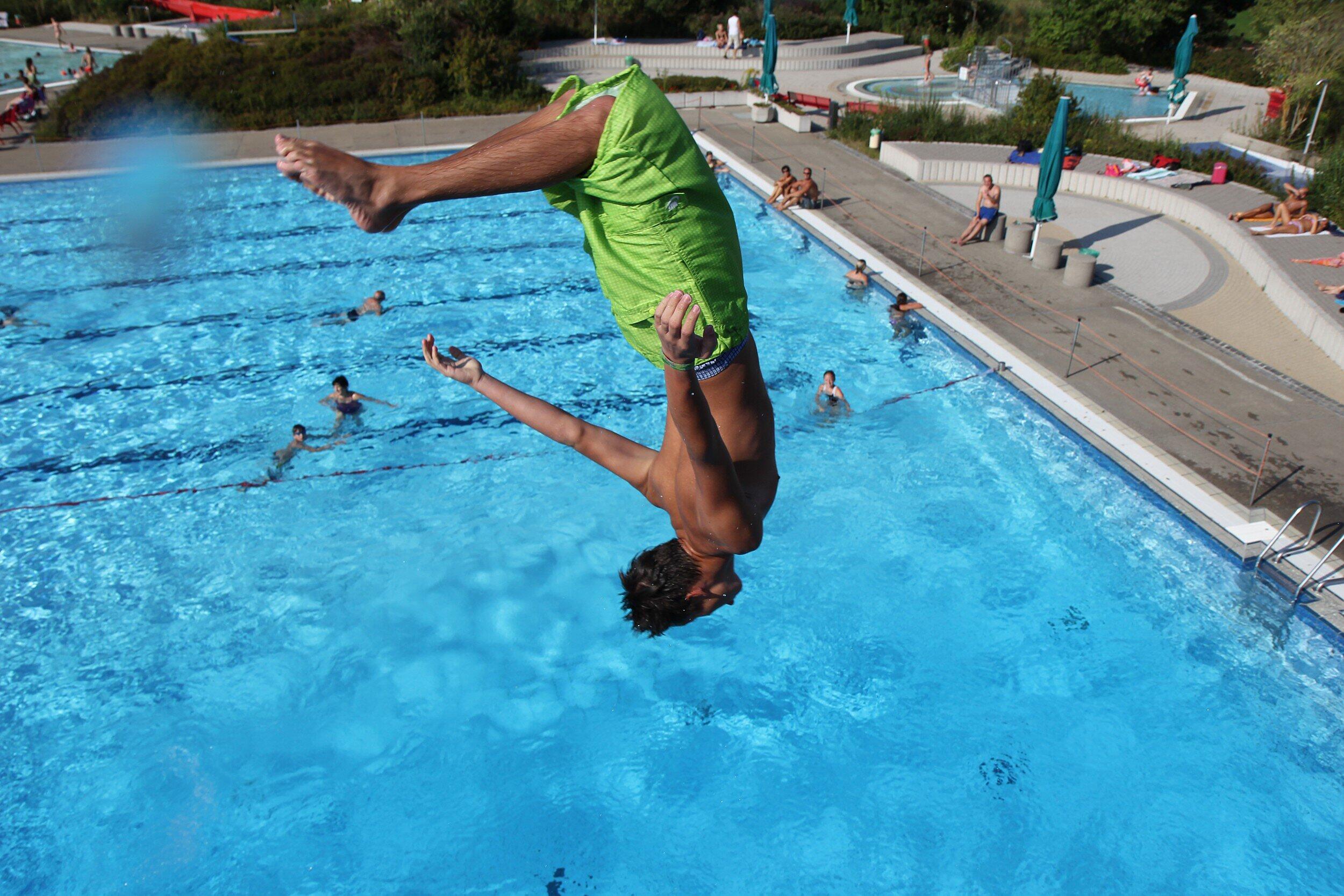 Nieder-Olm: Schlägerei in Warteschlange vor Freibad - Zwei Personen ...