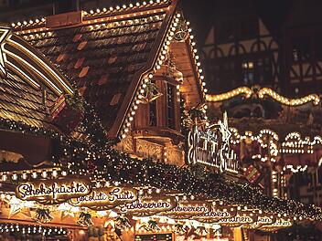 Hell erleuchtete Buden sorgen für eine schöne Adventsstimmung.