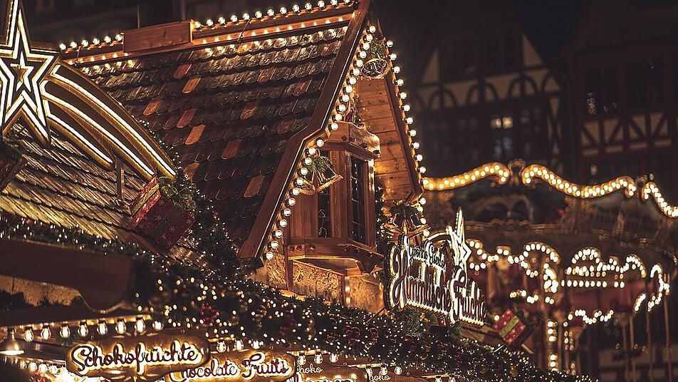 Hell erleuchtete Buden sorgen für eine schöne Adventsstimmung.