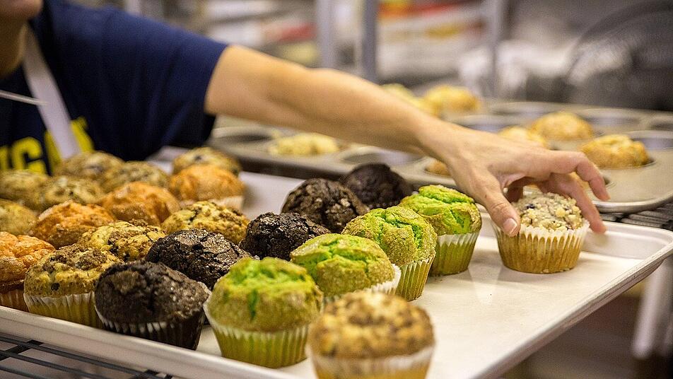 Rhabarber-Muffins mit Streuseln kannst du nicht nur im Café genießen.