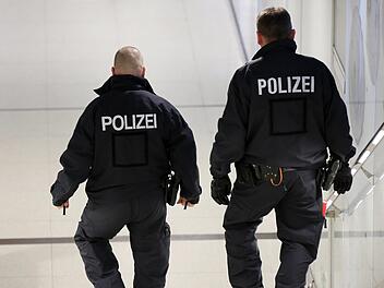 Wie bestehen unsere Einsatzkonzepte in der Praxis? Das testete die Polizei München in der Nacht zum Mittwoch am Münchner Hauptbahnhof.  Symbolbild: Bodo Marks/dpa