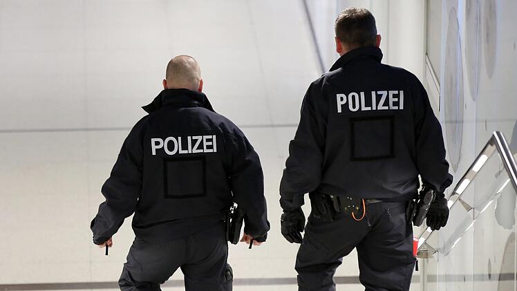 Wie bestehen unsere Einsatzkonzepte in der Praxis? Das testete die Polizei München in der Nacht zum Mittwoch am Münchner Hauptbahnhof.  Symbolbild: Bodo Marks/dpa