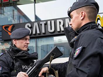 Polizisten haben in den Regensburg Arcaden nach Geschäftsschluss des Samstagabends Personenkontrollen durchgeführt.  Symbolfoto: Bernd Thissen/dpa