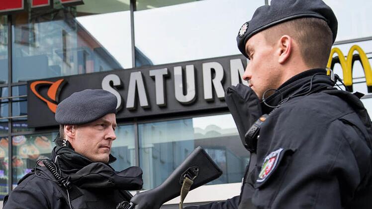 Polizisten haben in den Regensburg Arcaden nach Geschäftsschluss des Samstagabends Personenkontrollen durchgeführt.  Symbolfoto: Bernd Thissen/dpa