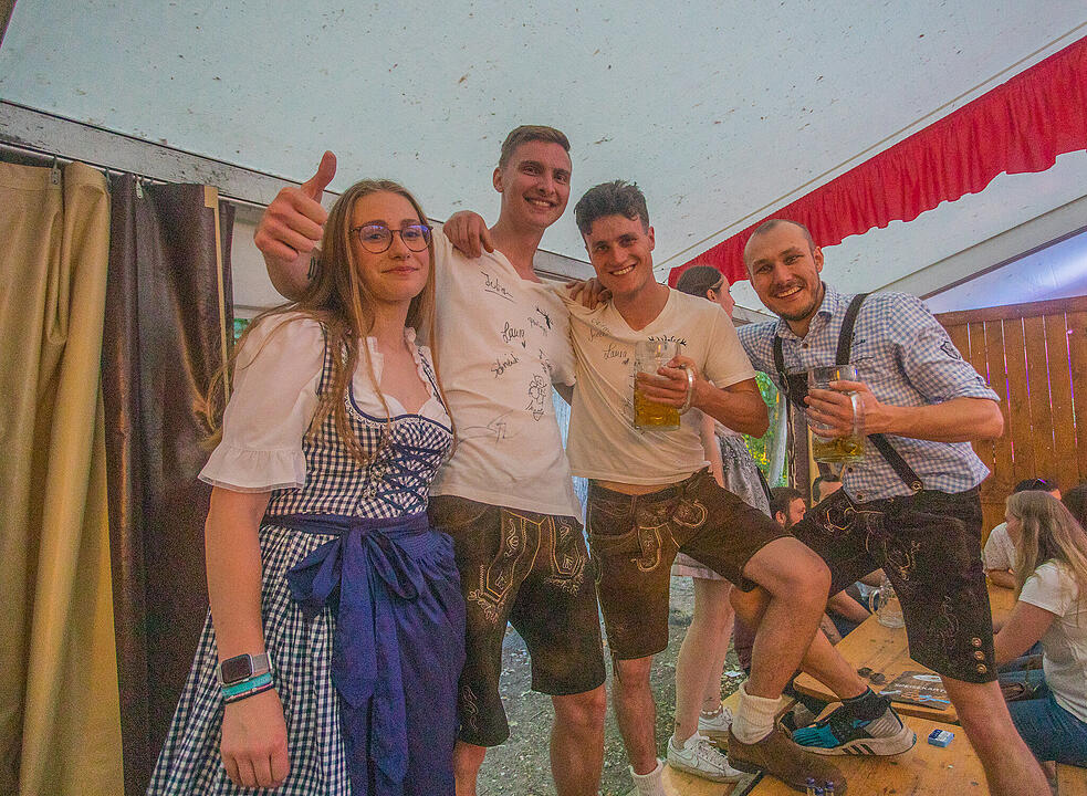 Musik im Festzelt gab es mit der Band "KLOSTERGOLD"