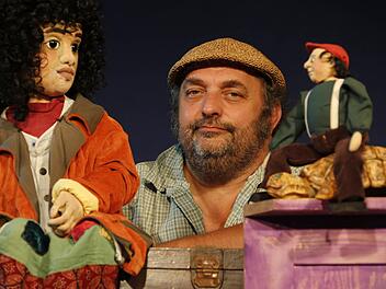 Stefan Kügel hat vor 26 Jahren im kleinen Ort Heppstädt (Gemeinde Adelsdorf im Aischgrund) das Theater Kuckucksheim gegründet. Er bietet eine Mischung aus Schau- und Puppenspiel, zum Beispiel "Momo" (Figur links). Foto: Matthias Hoch