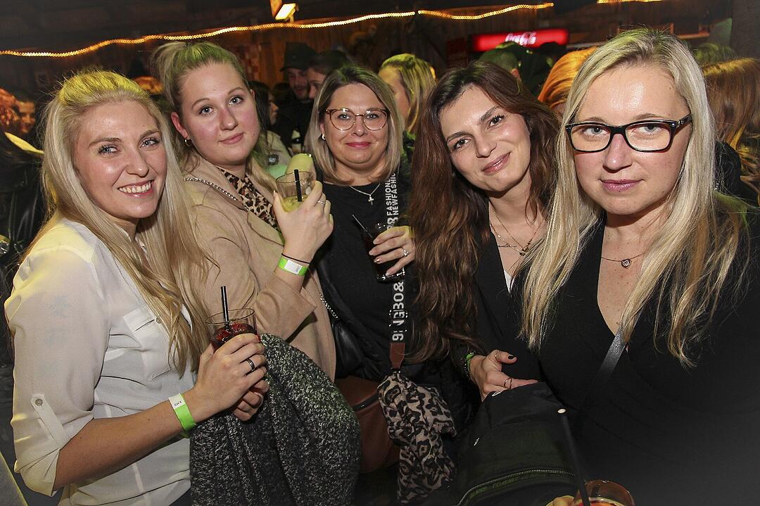 Beste Partystimmung bei voller Hütte.