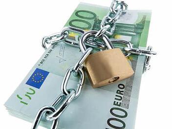 Das Geld an die Kette zu legen, mag manchem Sparer in Zeiten niedriger Zinsen als Alternative erscheinen. Dass es auch anders geht, erklärten zwei Expertinnen unseren Lesern bei einer Telefonaktion. Foto: Archiv