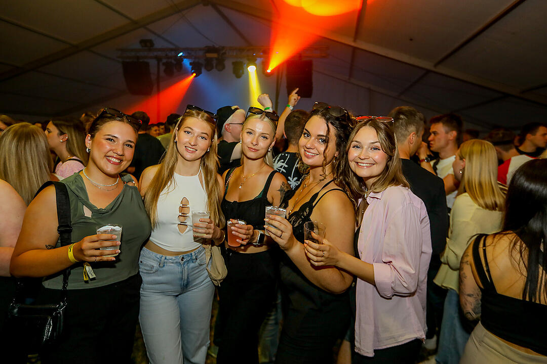 Partyzeltdorf mit 5 Areas!