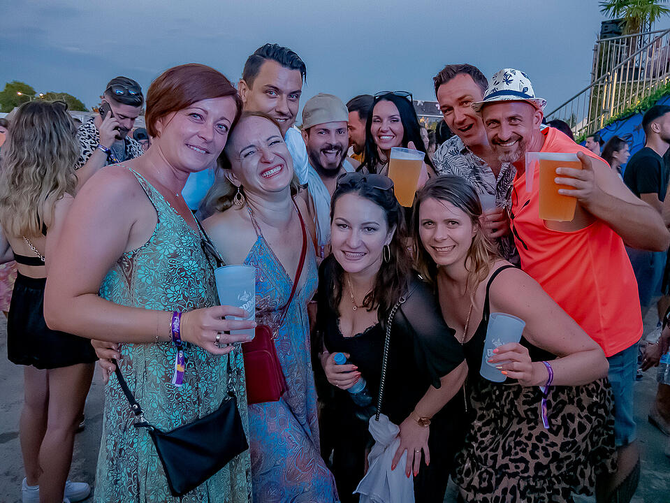 Mit internationalen und nationalen Live-Acts!