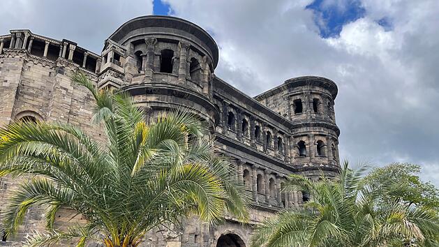 Das Wahrzeichen von Trier ist die Porta Nigra. Sie ist Ausgangspunkt vieler Stadtführungen.