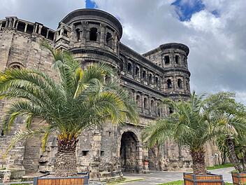 Das Wahrzeichen von Trier ist die Porta Nigra. Sie ist Ausgangspunkt vieler Stadtführungen.