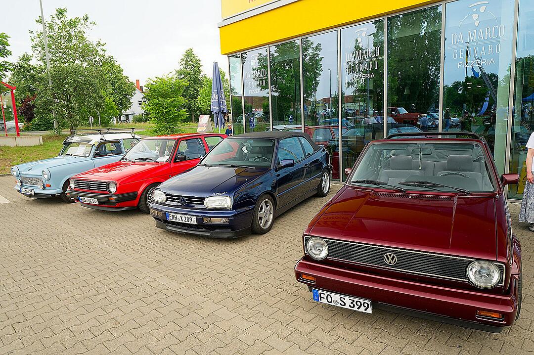 Autos, Motorräder, Mopeds und Traktoren gab es zu bewundern.