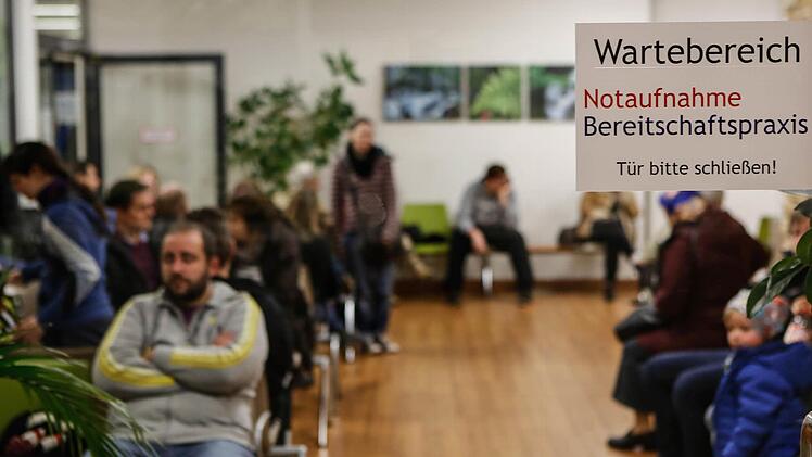 In diesen Tagen ein gewohntes Bild: Riesenandrang im Wartebereich der Notaufnahme am Bamberger Klinikum  Foto: Matthias Hoch