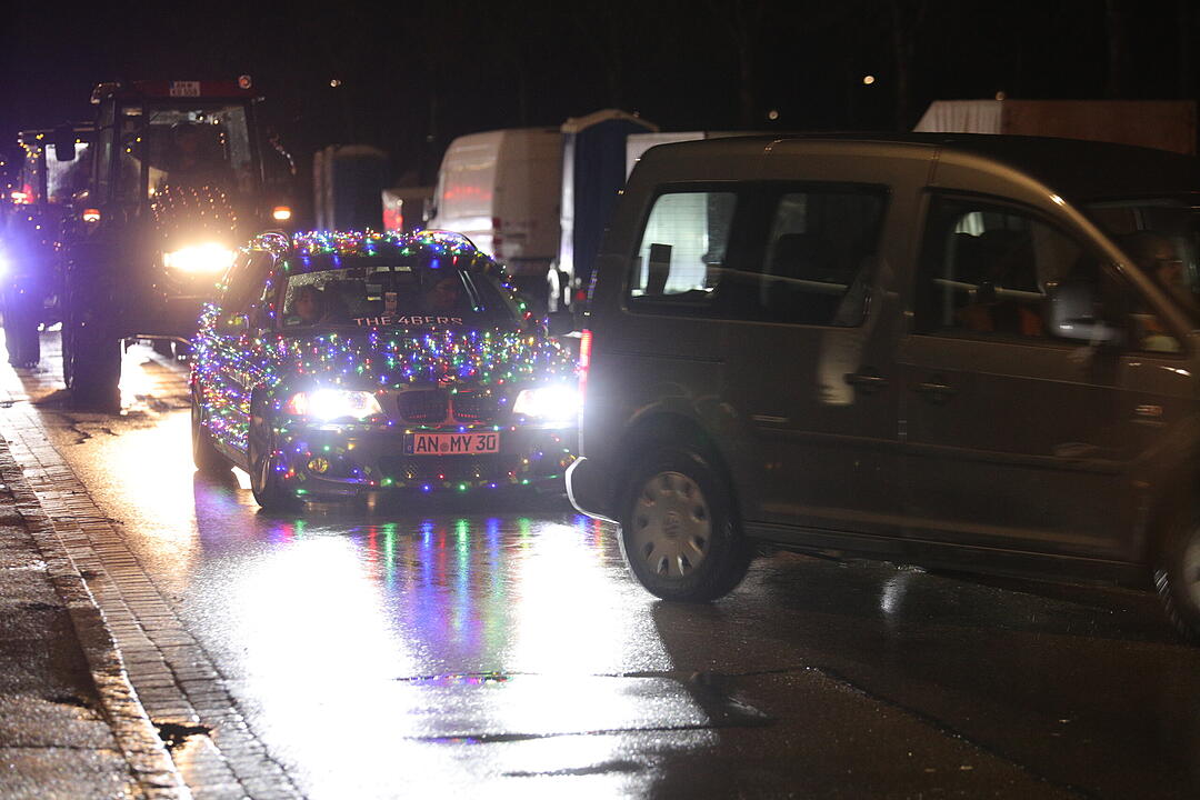 Weihnachtliche Lichterfahrt: Dutzende beleuchtete Traktoren fahren durch Ansbach