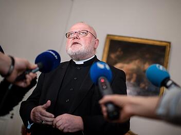 Stellt sich mutig den Fragen der Journalisten - Kardinal und Erzbischof Reinhard Marx.  Foto: Matthias Balk/dpa