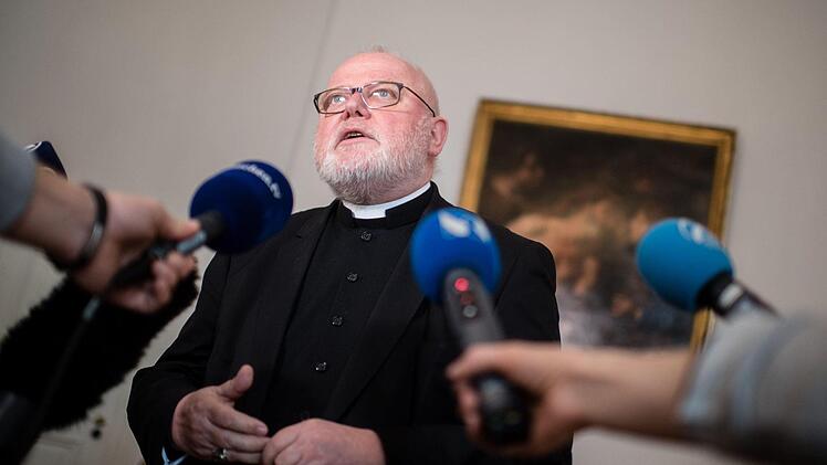Stellt sich mutig den Fragen der Journalisten - Kardinal und Erzbischof Reinhard Marx.  Foto: Matthias Balk/dpa