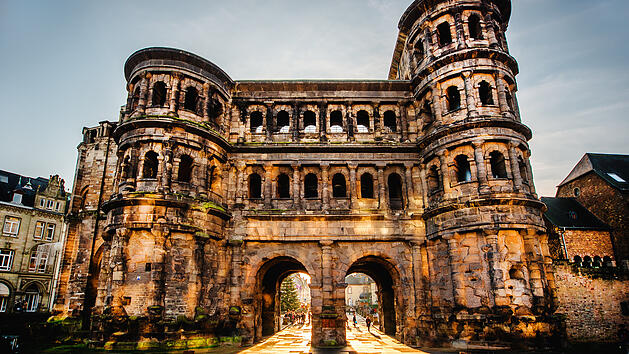 Immer ein gern genommenes Fotomotiv ist die Porta Nigra in Trier.